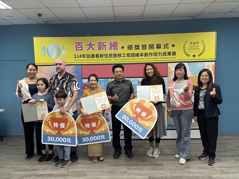 葉于正館長（右4）與特優得獎者及貴賓合影