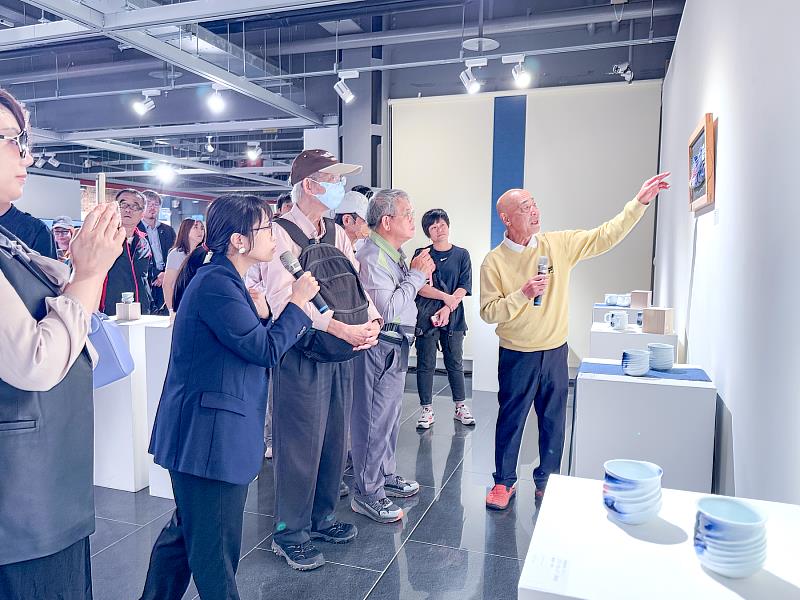 藝術家於開幕現場親自導覽作品，帶領觀眾從創作語彙中感受兩地窯火的文化對話。