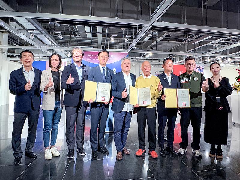 光點藝術中心於現場頒發感謝狀，致贈兩位藝術家、鶯歌區長曾明華與砥部町町長古谷崇洋，感謝他們為台日窯業文化交流所做的貢獻。這份禮遇象徵兩地透過工藝再次緊密相連。