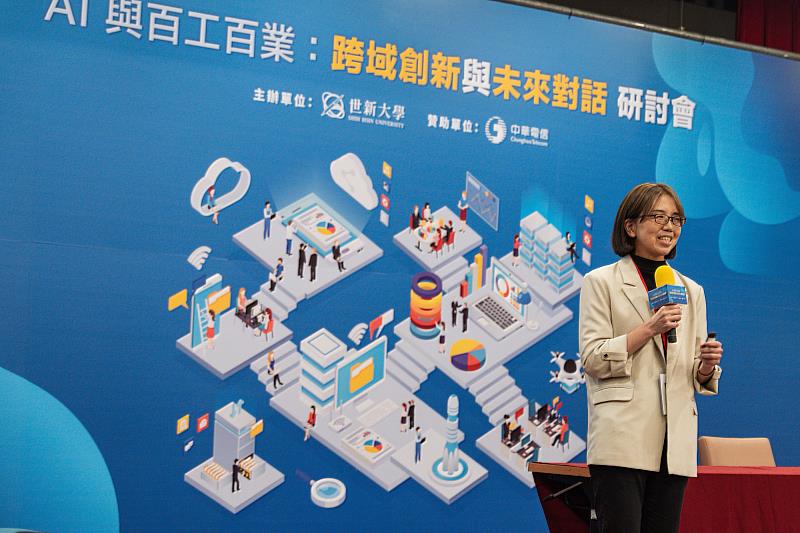 數位發展部主任秘書胡貝蒂以「AI發展與信任基礎」為題，探討AI治理中的隱私保護、公平性與透明度，並分享台灣在AI法規推動上的重要進展。（世新大學提供）