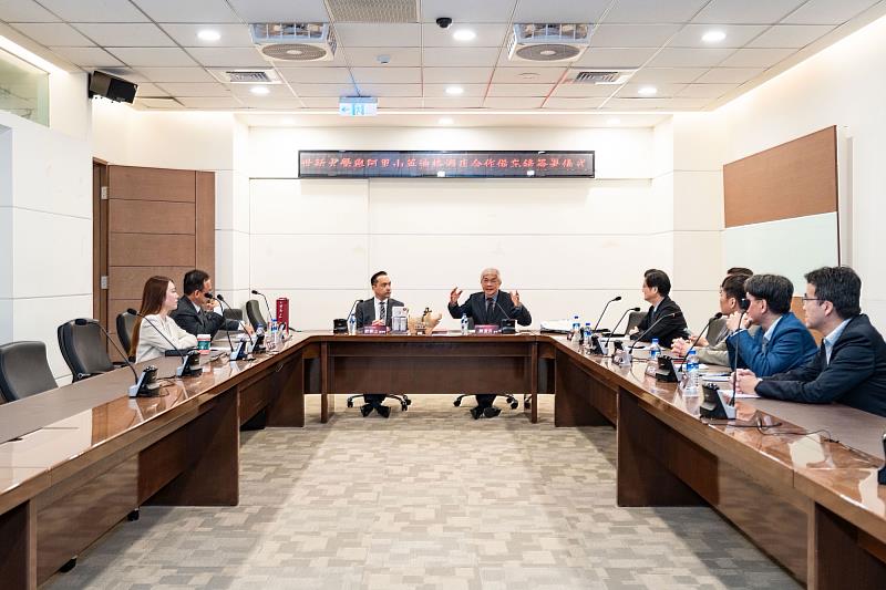 世新大學與阿里山英迪格酒店雙方代表交流意見與合作願景。（世新大學提供）