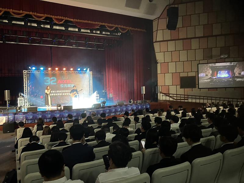 世新資管系第32屆畢展晚會各年級學生熱烈參與。(世新大學提供)