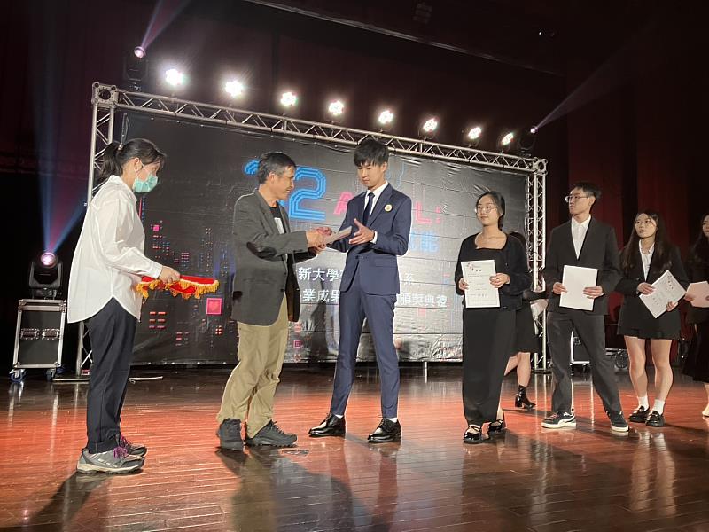 世新資管系第32屆畢展指導老師陳育亮（左2）為學生頒獎。（世新大學提供）