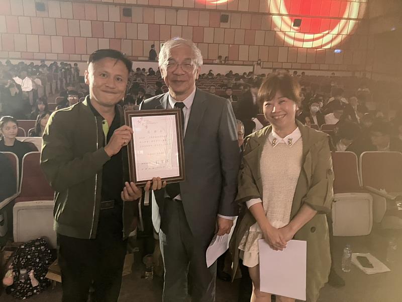 世新大學校長陳清河（中）致贈捐款感謝狀予天微資訊總監李泓汶（左一）。（世新大學提供）