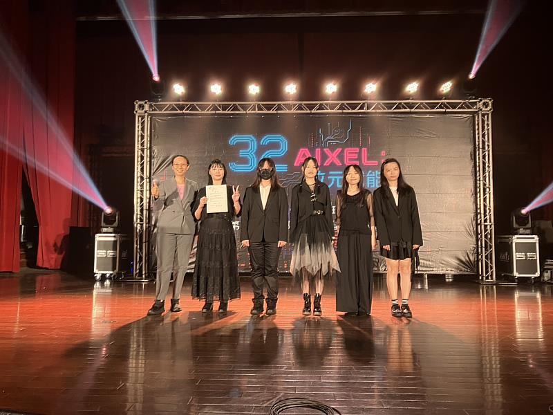 狀態網際網路副總林妙蓮（左1）為世新資管系擔任頒獎人。（世新大學提供）