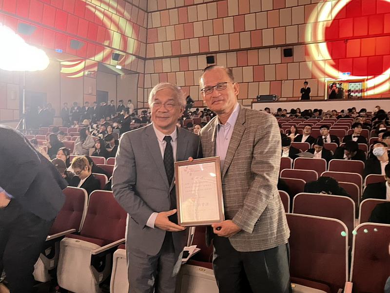世新大學校長陳清河(左)致贈捐款感謝狀予探網科技董事長許經典(右)。(世新大學提供)