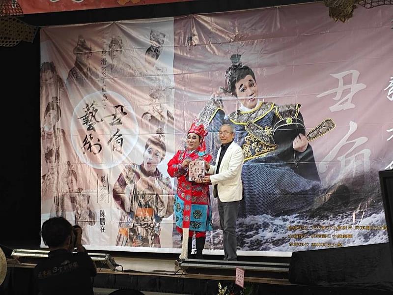 陳勝在大師贈書文資局局長。