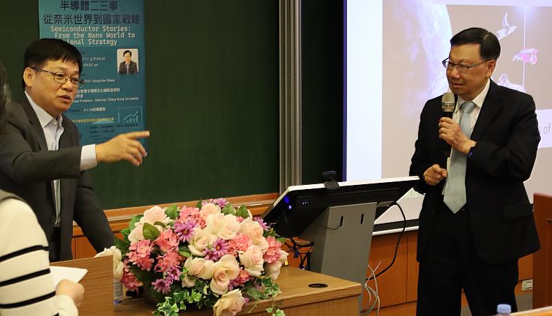 亞大校長蔡進發（右）與成大教授王永和（左）在講座上對談。