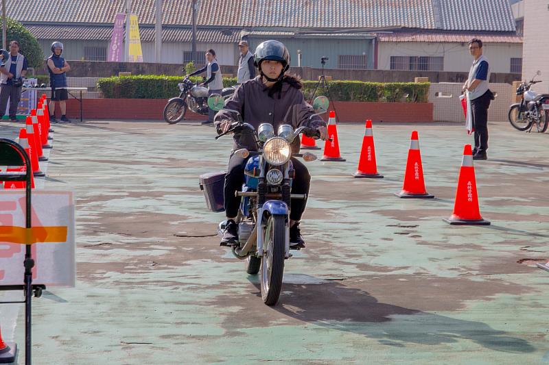 術科測驗－騎乘循環檔機車