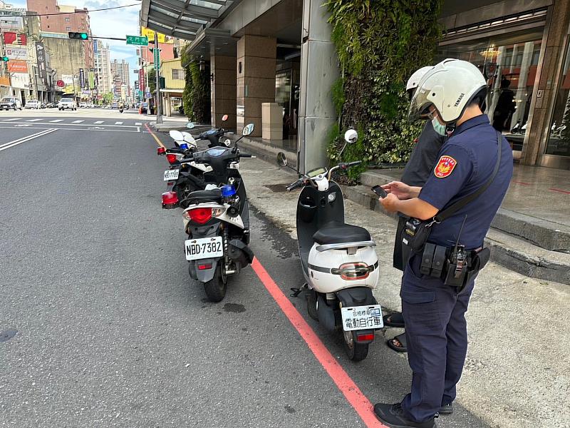 員警取締未依規定懸掛號牌。