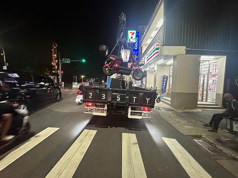 執行拖吊違規停車之微型電動二輪車。