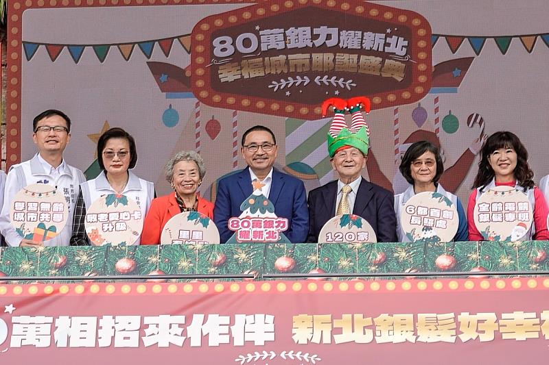 86歲陳國禎(左3)及95歲涂福增(右3)皆表示,多動、多走出家門是保持健康秘訣,是新北最佳「銀力」代表。