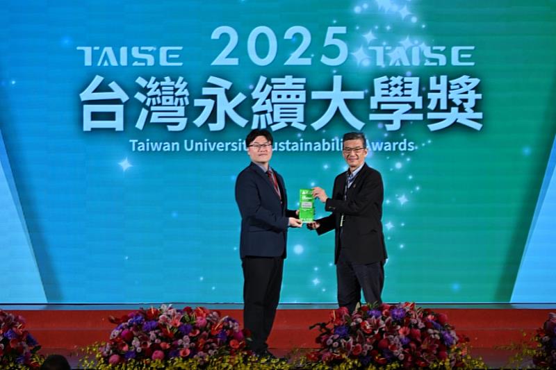 逢甲大學榮獲「台灣永續績優大學獎」，永續發展與社會責任處永續長吳志超（右）代表學校出席11月26日頒獎典禮。