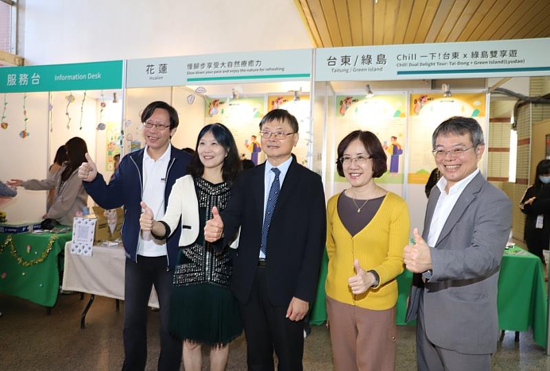勤益綠行新紀開幕式與會教師們-文化創意事業系陳志昌主任(左起)、應英系吳雅玲主任、趙貴祥副校長、人文創意學院陳媛珊院長、及創辦人辦公室黃存宏主任。
