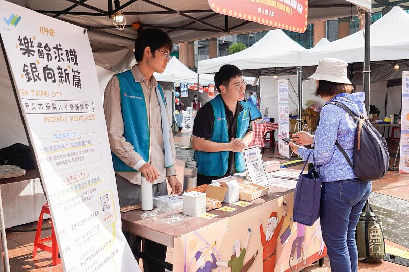 活動結合市府15個局處與社區、協會共同設攤,讓民眾一次了解新北市友善樂齡政策與可用資源。