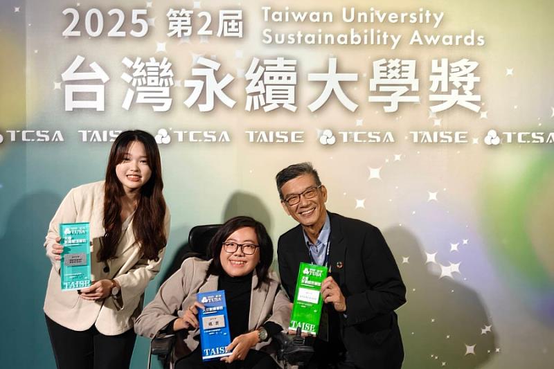 永續發展與社會責任處永續長吳志超（右）特別邀請合經系游宜潔（左）與陳薏婷兩位學生代表親赴現場受獎。