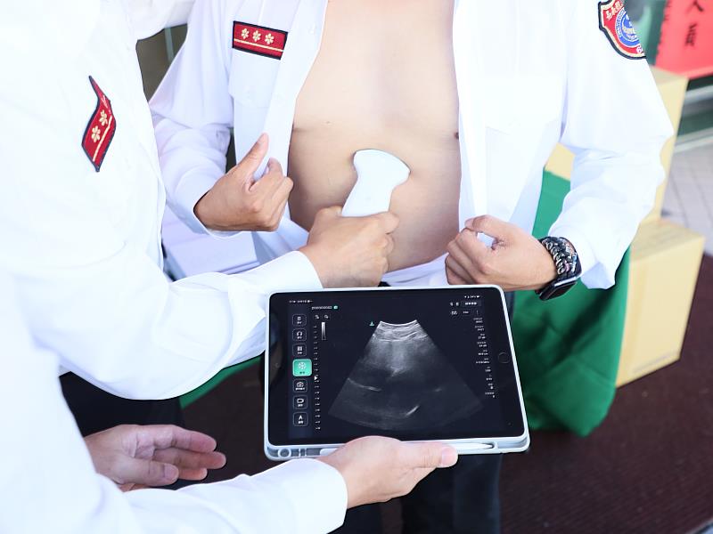 詹益源建築師夫婦捐贈100萬元設備 提升嘉縣消防局救援能力