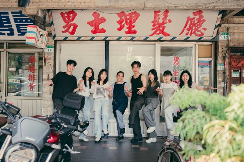 「魔髮火鳳凰－毛起來剪」逢甲團隊與男士理髮廳「大直男士理髮廳」老闆娘合影。