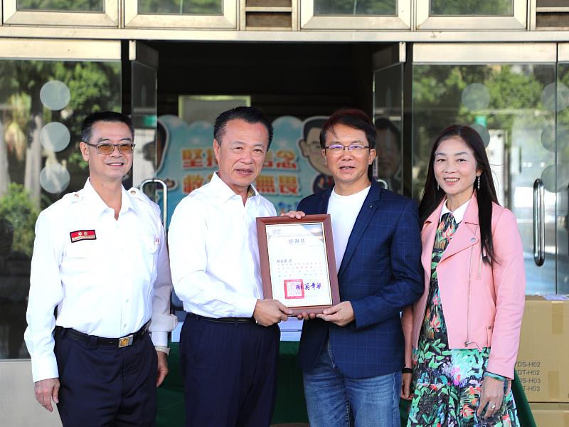 詹益源建築師夫婦捐贈100萬元設備 提升嘉縣消防局救援能力