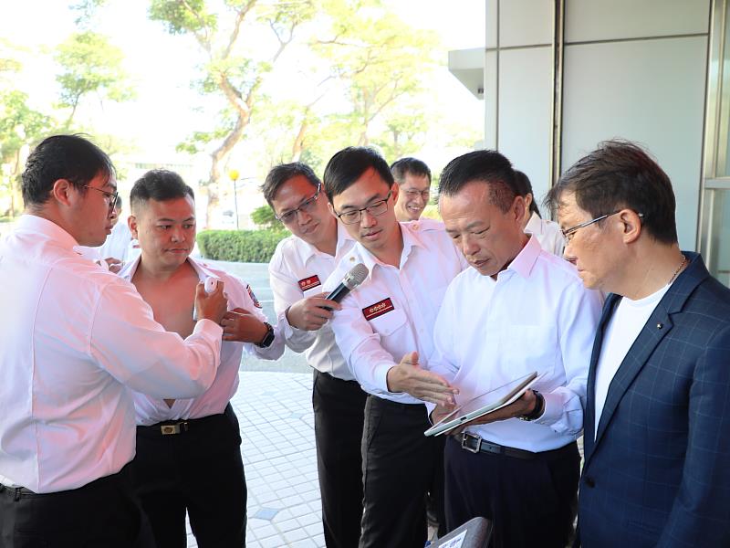 詹益源建築師夫婦捐贈100萬元設備 提升嘉縣消防局救援能力