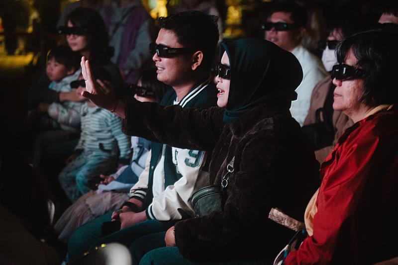 外籍學生與附近鄰里民眾一同體驗3D電影。