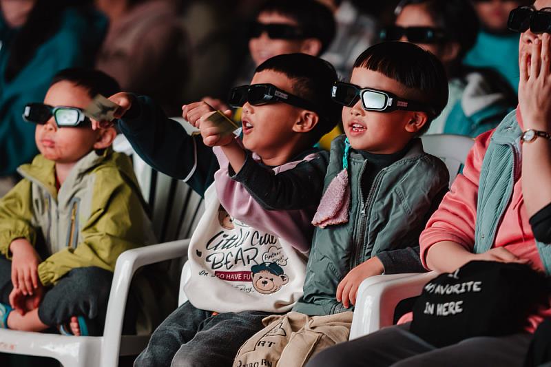 小朋友體驗3D電影。