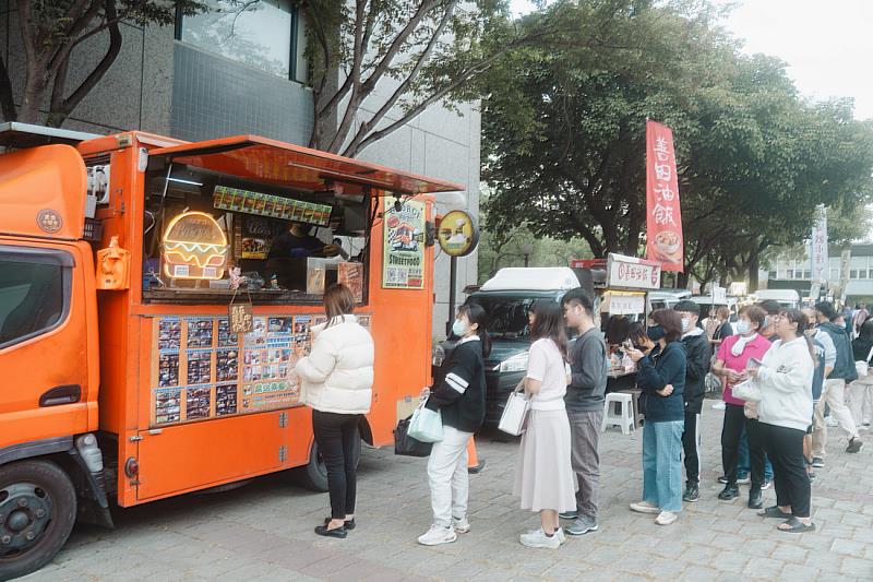 雲科大美力台灣3D電影放映結合低碳飲食餐車體驗。