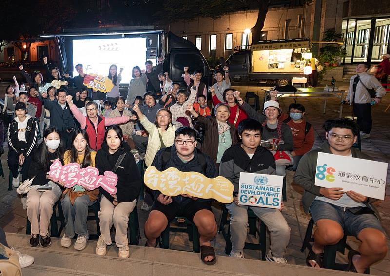 雲林科技大學師生與民眾觀賞美力台灣3D電影大合照。