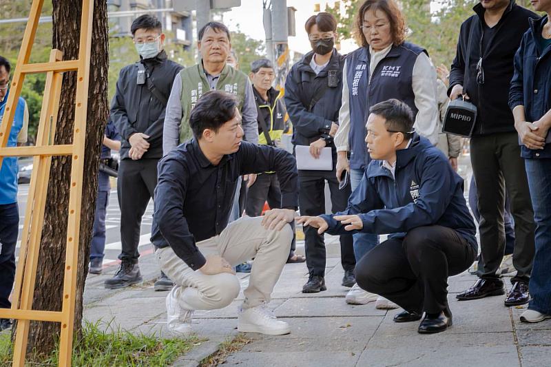 代理市長邱臣遠會勘關新公園周邊人行環境。