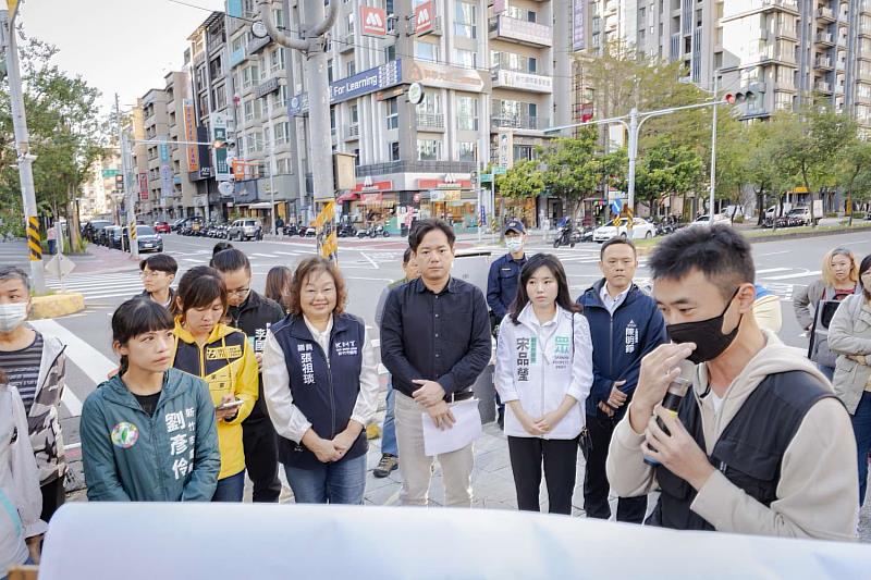 代理市長邱臣遠會勘關新公園周邊人行環境。
