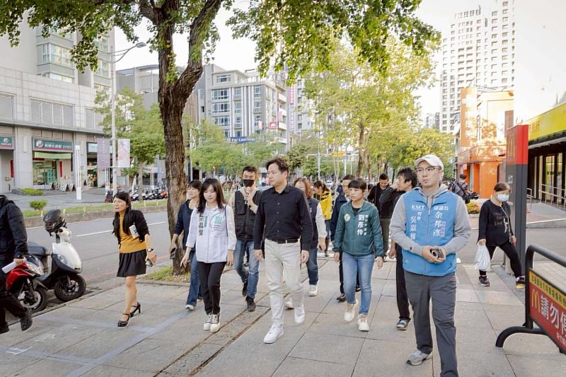 代理市長邱臣遠會勘關新公園周邊人行環境。