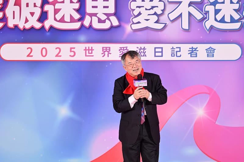 台灣愛滋病學會盧柏樑理事長致詞。