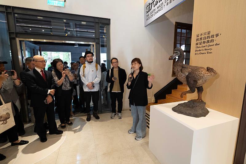 策展人臺博館助理研究員向麗容引導觀眾回顧地球五次大滅絕的歷程，並思考人類能否扭轉即將到來的生態危機。