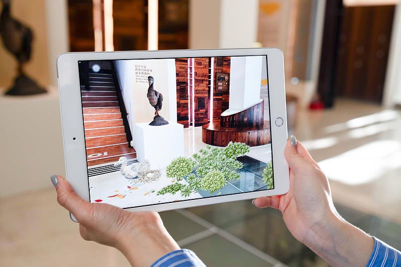 展覽運用沉浸式 AR 科技，透過互動裝置讓觀眾彷彿親眼見證渡渡鳥、臺灣雲豹等已滅絕物種的「再現」。