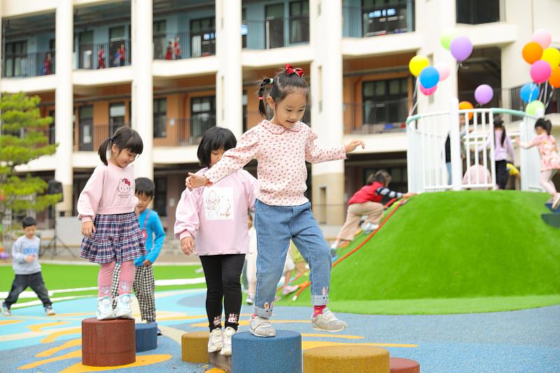 佔地586坪的天生幸福遊樂園全新啟用，大雅國小學童雀躍不已。