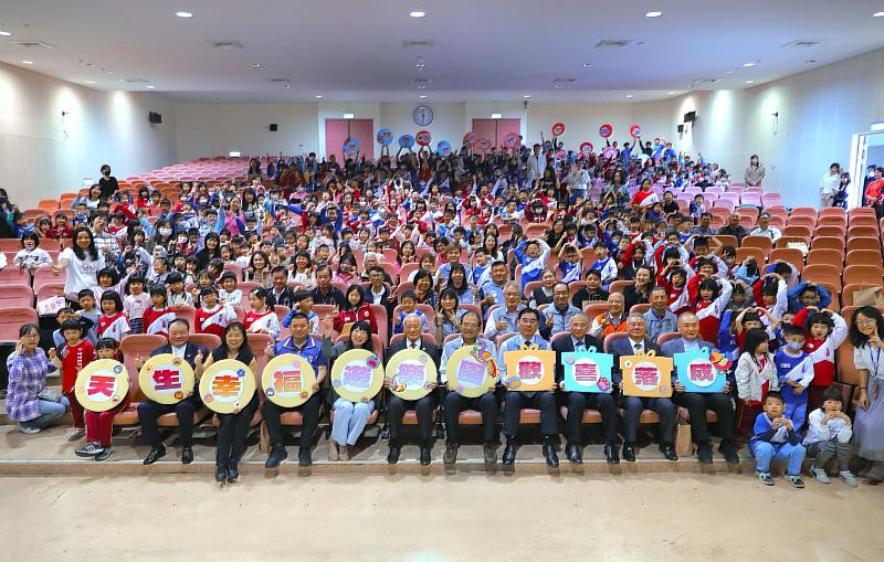大雅國小歡喜迎接天生幸福遊樂園，希望愛與感恩能世代傳承。