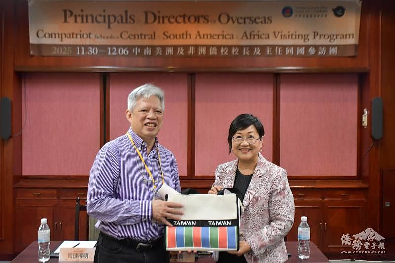 徐佳青致贈紀念品予司徒梓明。