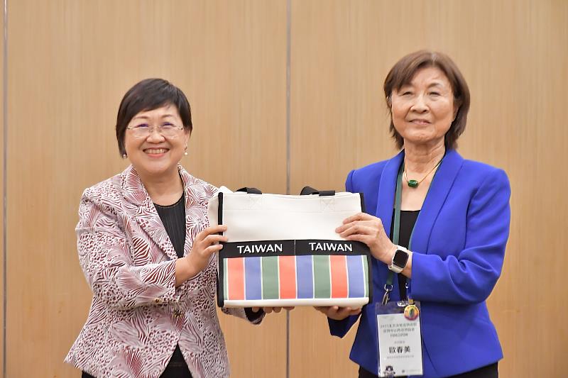 徐佳青致贈紀念品予歐春美。