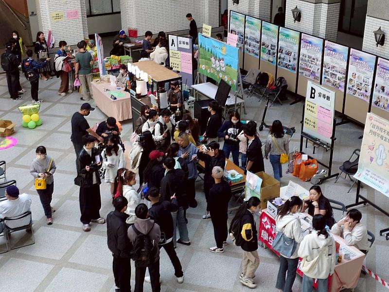 師生們熱情參與公益園遊會攤位宣導。