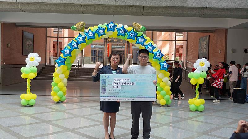 捐贈儀式－吳菊校長與資源教室學生代表合影。