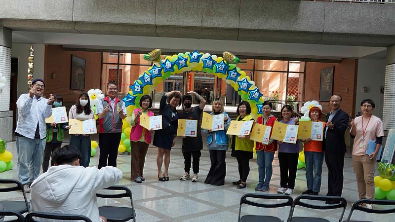 育達科技大學吳菊校長（中）與社福單位合影。