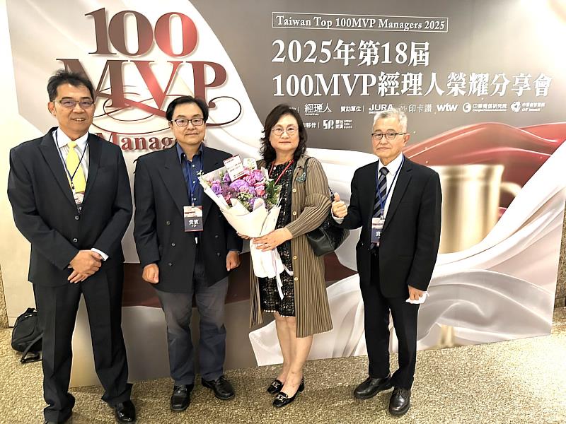 南臺科技大學商管學院副院長（左2）於2025百大MVP經理人典禮後，與獲獎校友蘇錦春董事長（右2）及EMBA學員合影。這份榮耀不僅屬於個人，更是南臺EMBA在培育卓越創新經理人方面的實力證明。