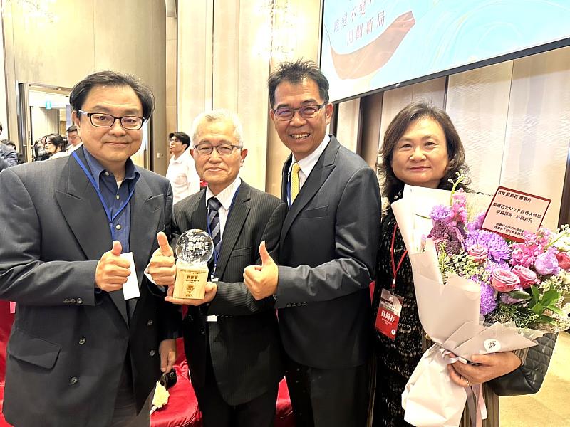 南臺科技大學商管學院副院長洪崇文（左1）與2025百大MVP獲獎人蘇錦春（右1），偕同EMBA第14屆學長曹志銘（右2）、同班同學潘正章（左2）合影。此畫面展現了南臺EMBA「薪火相傳」的強大網絡與情感連結。