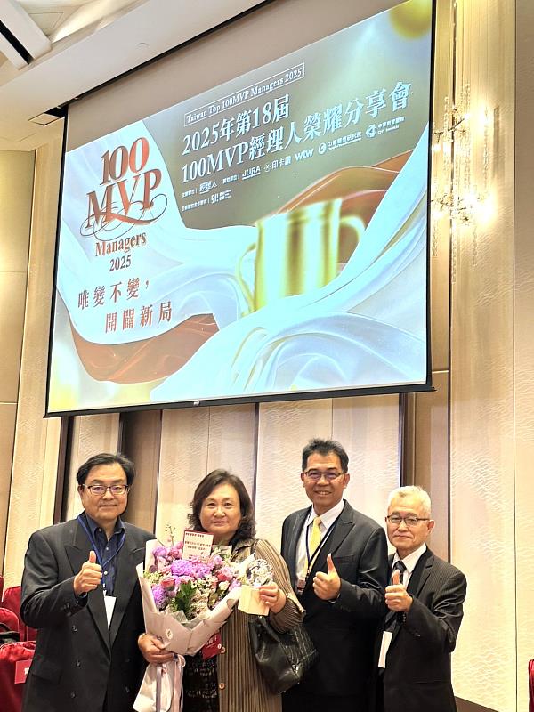 獲獎人蘇錦春（左2）在榮譽分享會後，與南臺科大商管學院副院長洪崇文（左1）及EMBA學長們合影。學長姐特地北上觀禮，共同見證蘇錦春以創新實力，為母校爭光的榮耀時刻。