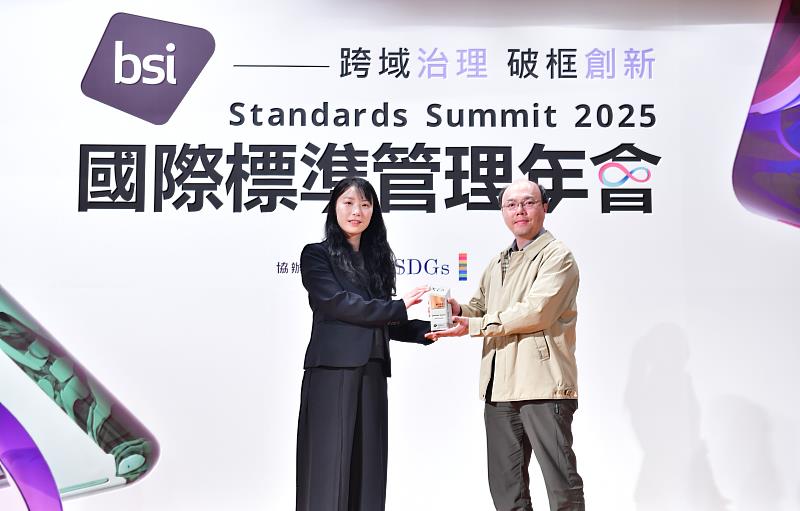 勤業眾信內部稽核副總經理黃麒豪(右)代表出席並受頒「數位信任卓越獎」。