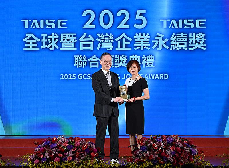 大世科總經理劉盈秀，於2025全球企業永續論壇暨聯合頒獎典禮獲頒「永續報告獎－白金級」表揚。