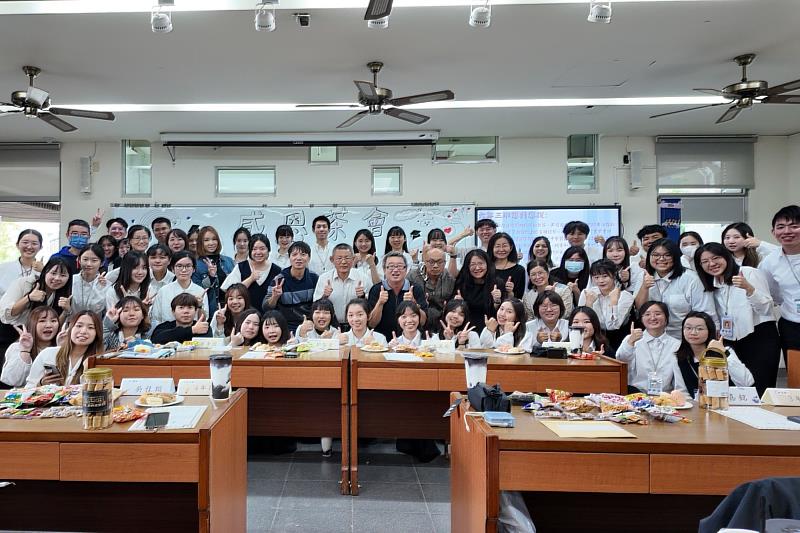南大教育學系115級乙班師資生於新南國民小學辦理教育實習感恩茶會，向指導師長表達誠摯謝意。