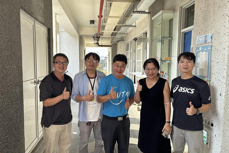 南大教育學系主任吳俊憲與實習輔導老師於感恩茶會中合影，見證師資培育合作成果。