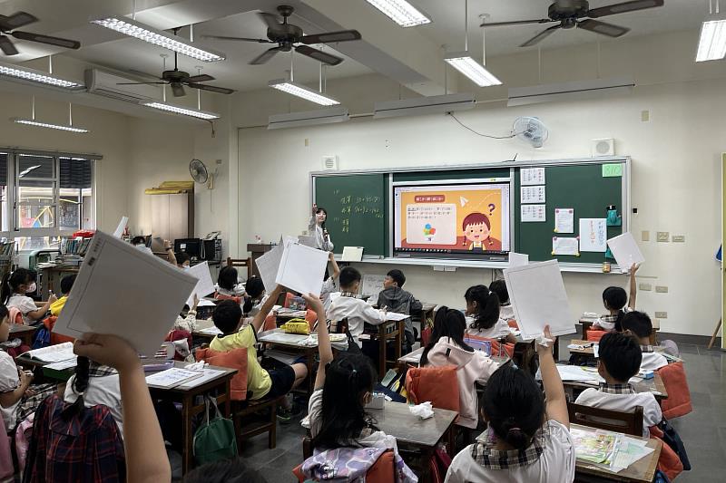 南大教育學系師資生於兩週實習期間進行數學教學，學生課堂回應熱絡，教學互動良好。