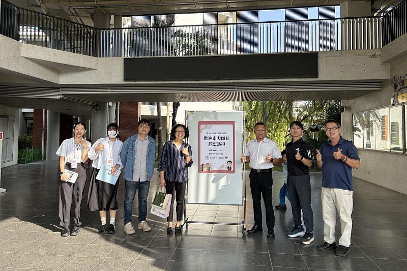 南大師資培育中心主任李郁緻到校訪視新南國小兩週實習，關心師資生實習學習情形。